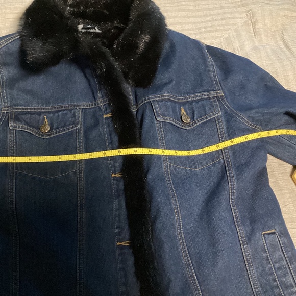 Faux fur lined jean jacket with removable lining - Picture 5 of 7